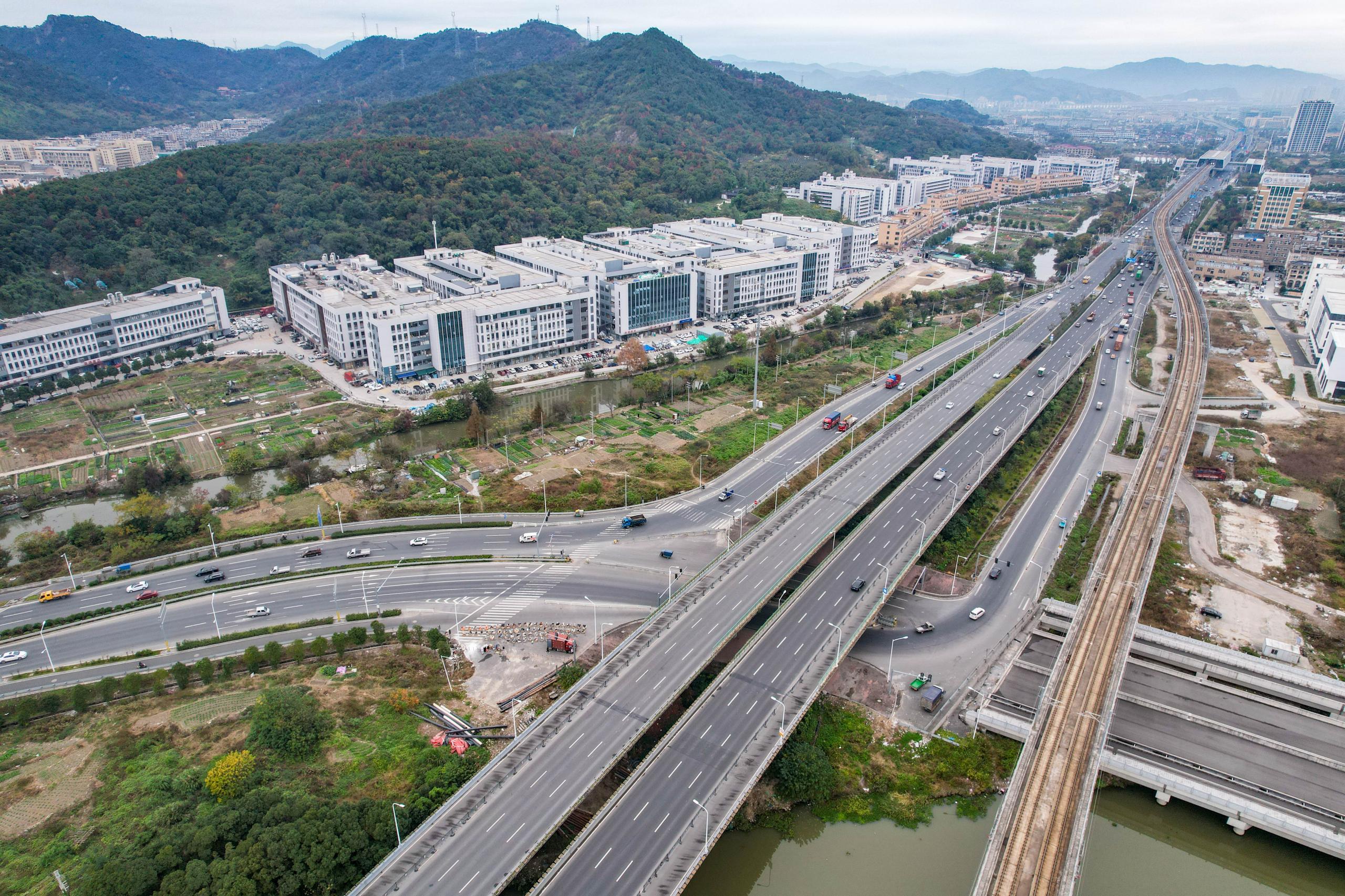溫嶺澤國至玉環(huán)大麥嶼疏港公路工程（溫嶺段）公路項目橫峰互通路面標段施工